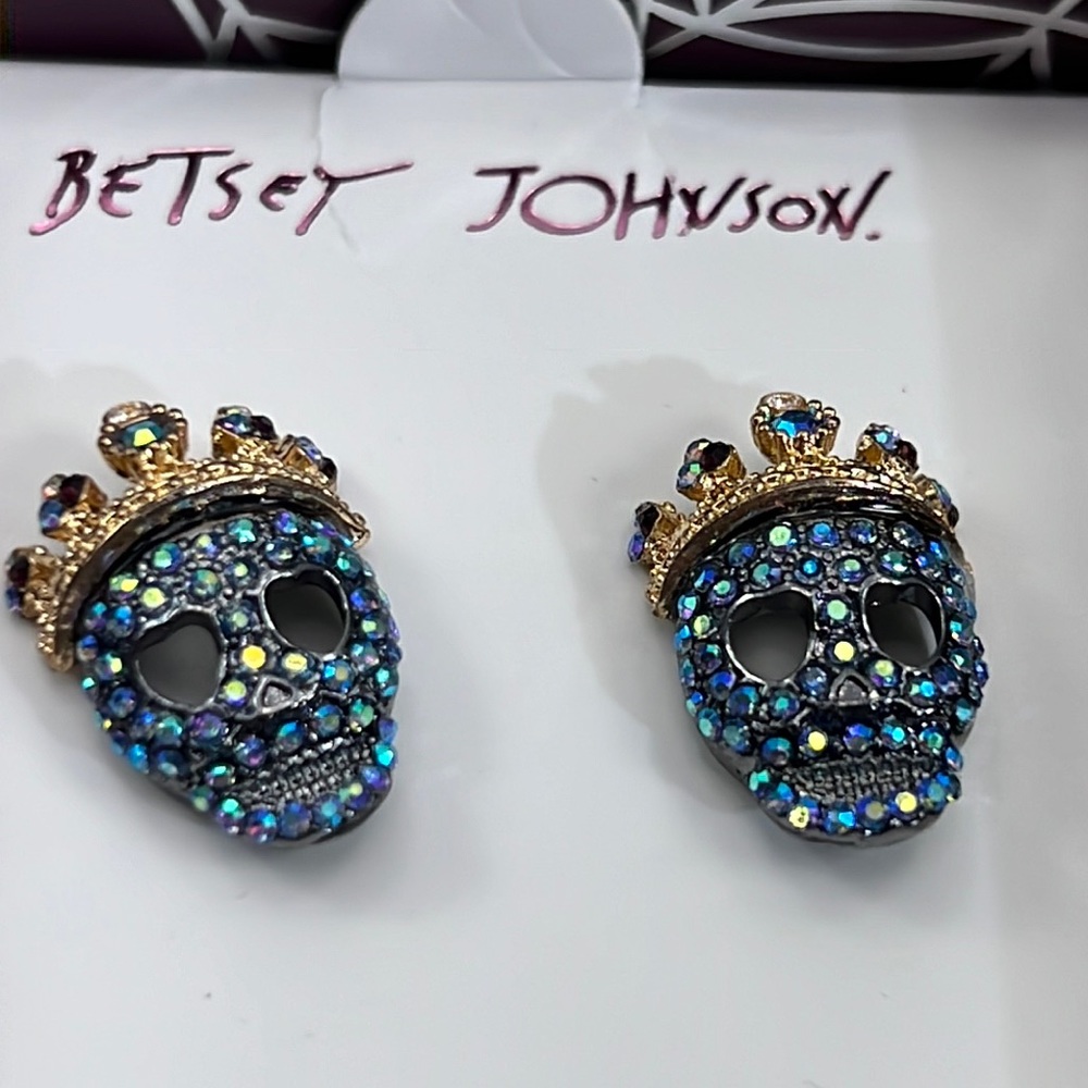 ⭐️Betsey Johnson Rhinestone Pave Sugar Skull Crown Stud Earrings NIB - Picture 2 of 7